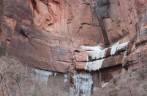 Turistas examinam cachoeira congelada no Zion National Park, em Utah, nos Estados Unidos